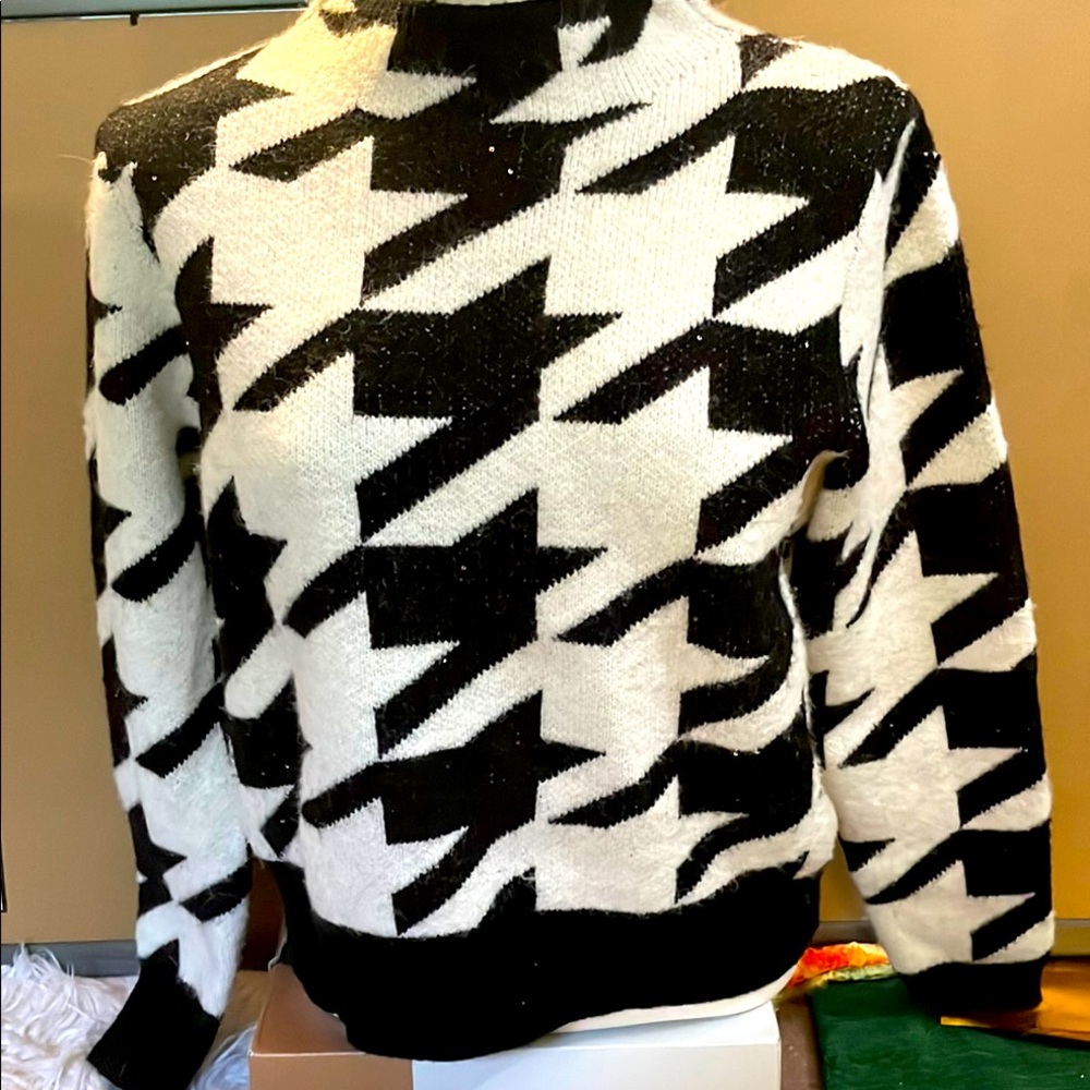 Classic Houndstooth Mock Neck Sweater - Black & White